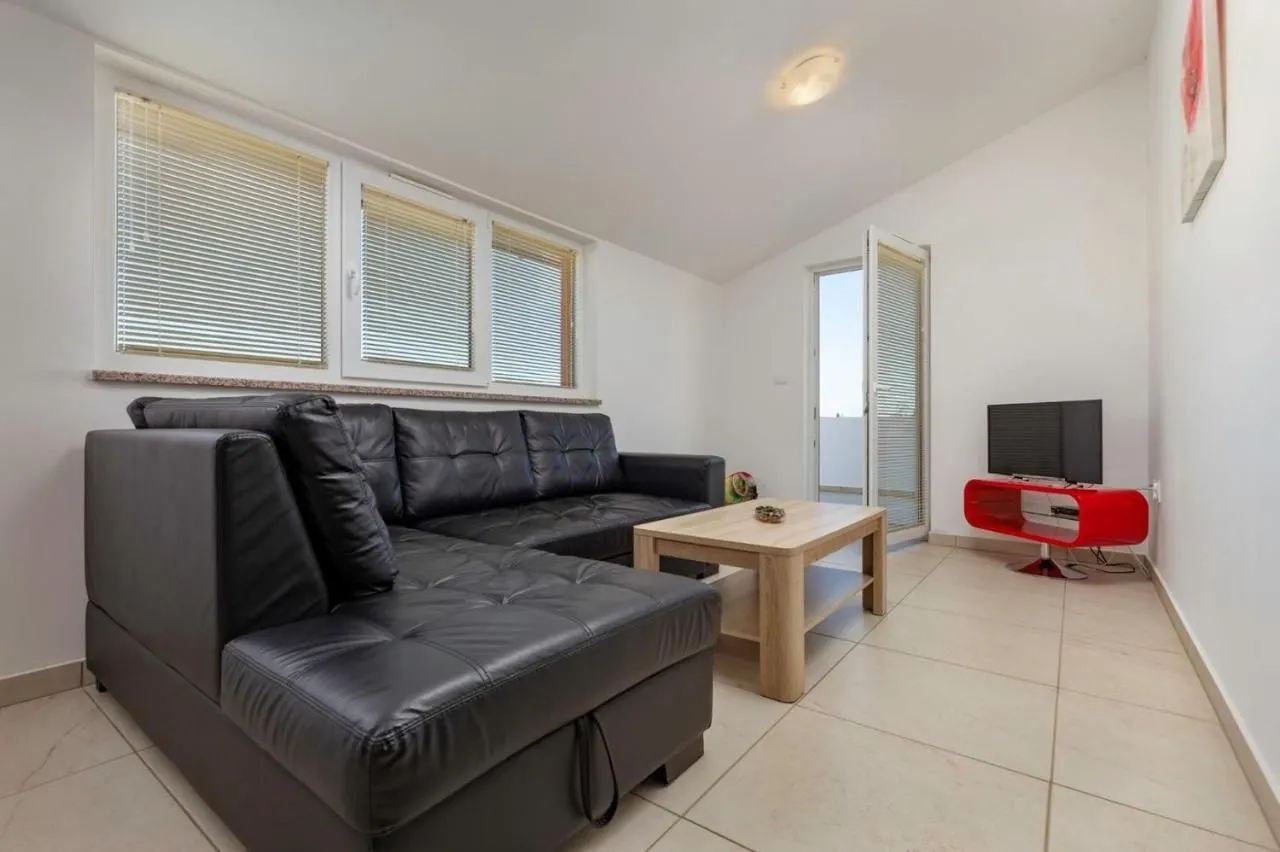istra, medulin velika apartmanska kuća! - slika 14
