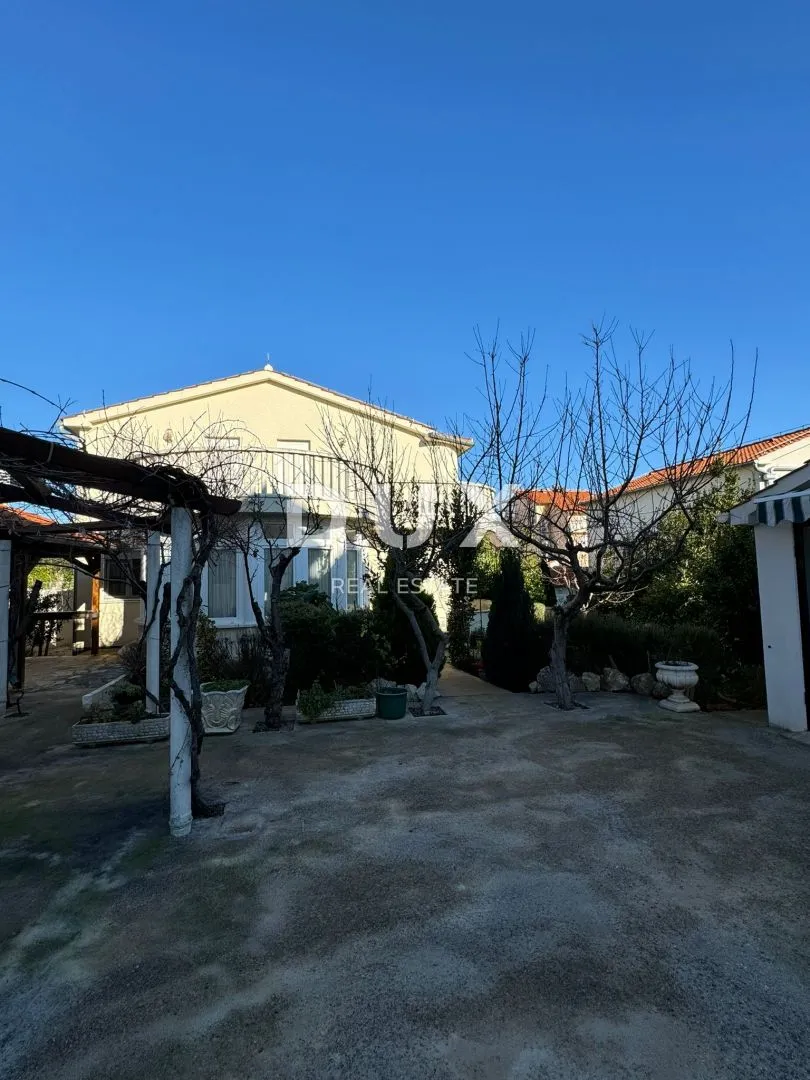 šibenik, vodice - prekrasna samostojeća kuća u vodicama! - slika 30