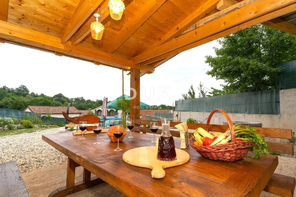 MATULJI (okolica) - unikatna villa s bazenom i ogromnom okućnicom