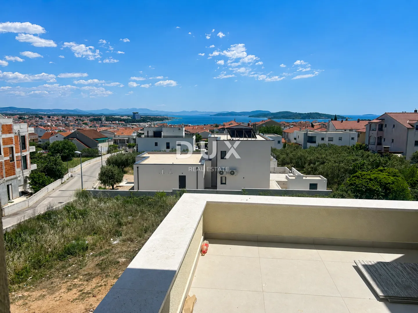 ŠIBENIK, VODICE – Stan na zadnjem katu s panoramskim pogledom na more