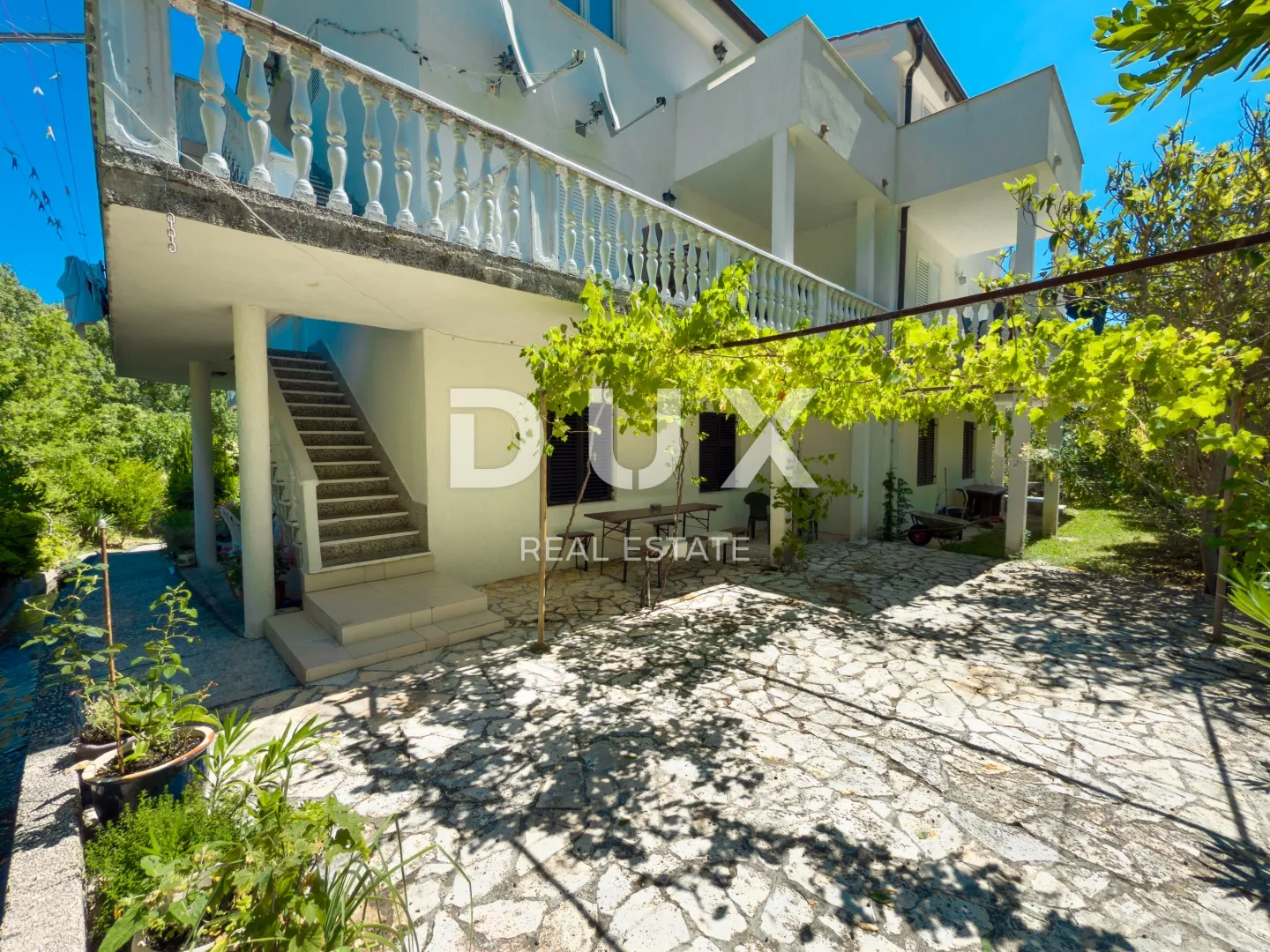 otok krk, baška - kuća s 5 apartmana i velikom okućnicom - slika 5