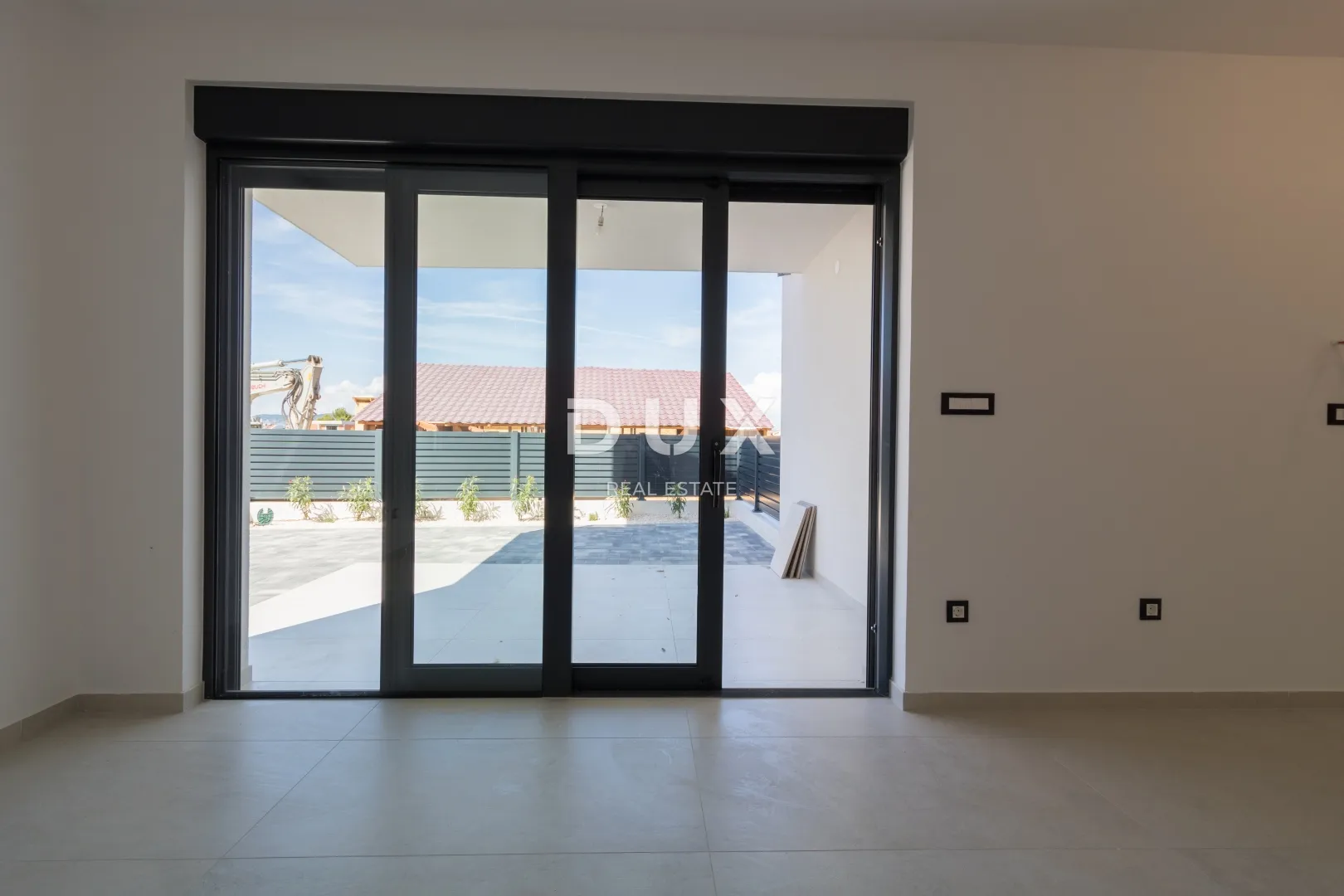 dalmacija, murter - novogradnja u prizemlju u blizini plaže - slika 2