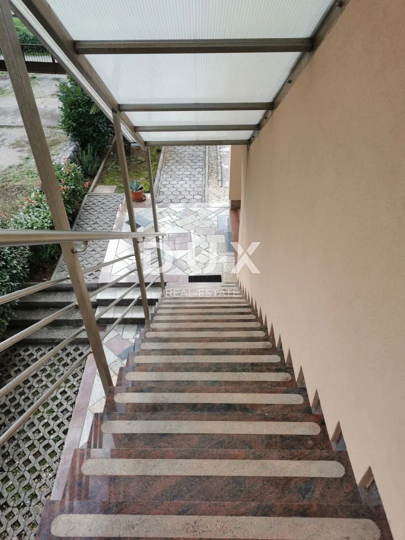 malinska (okolica) - samostojeća kuća sa dva stana + podrum - slika 31