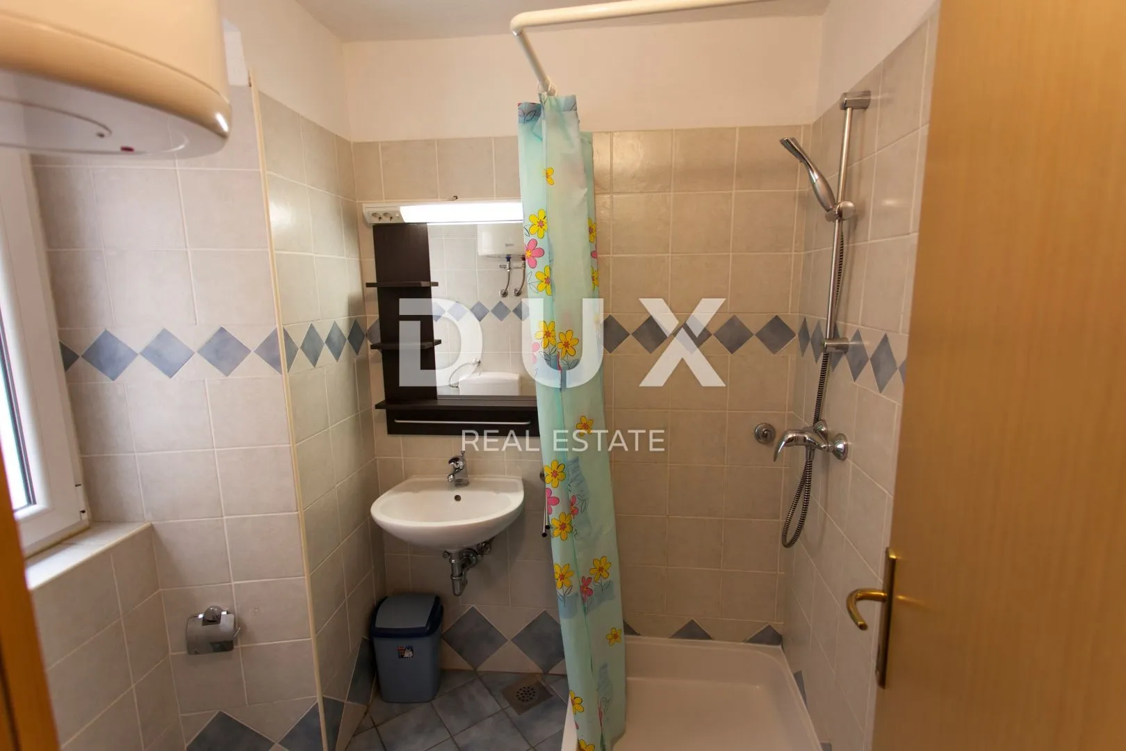 otok cres, grad cres - stara jezgra kuća, restaurant, dvoetažni stan, apartmani - slika 9
