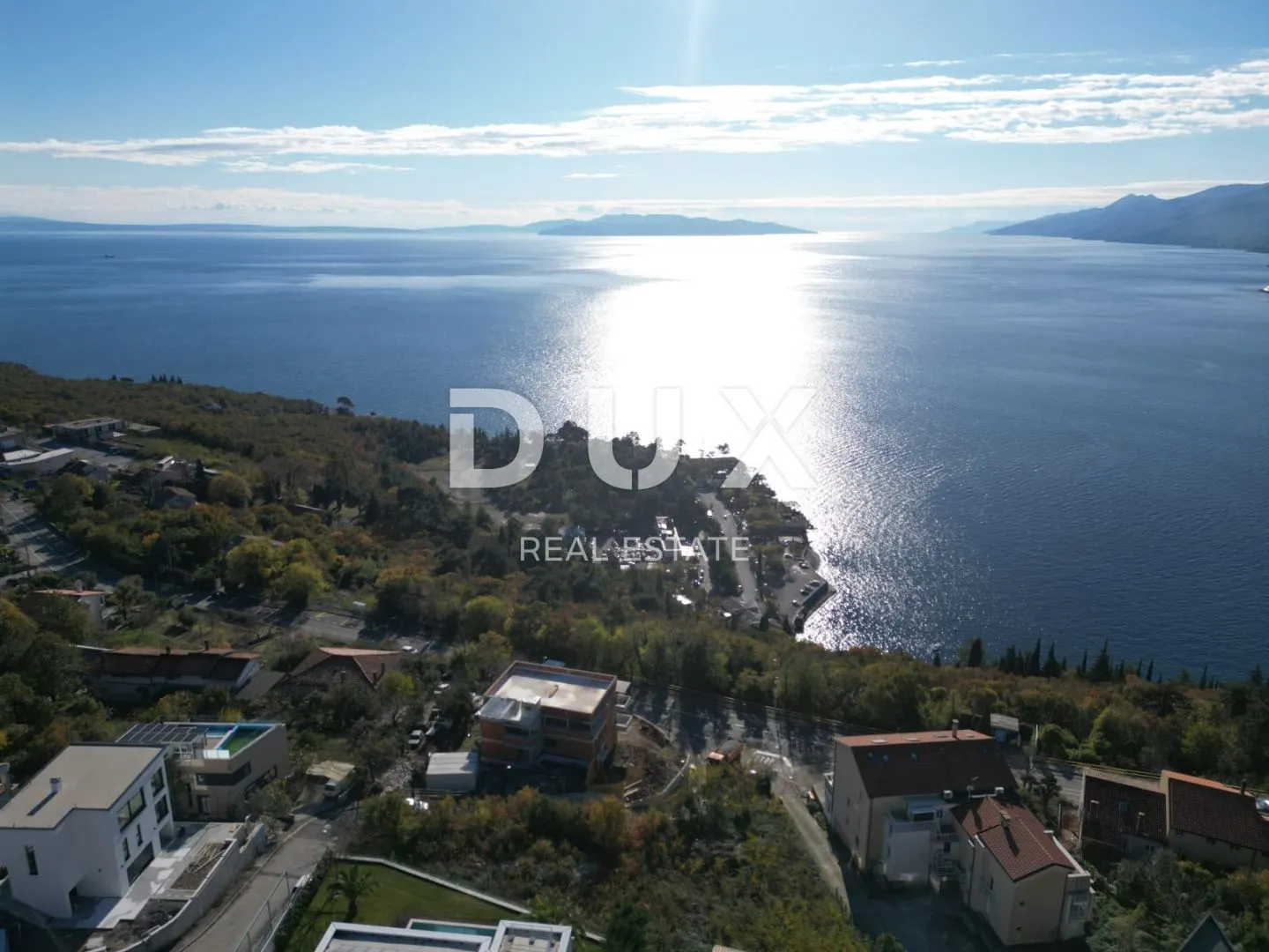 OPATIJA, PAVLOVAC- građevinsko zemljište 1420 m2 s panoramskim pogledom na more za stambenu zgradu-stanove-apartmane/ obiteljsku kuću/ kuću za iznajmljivanje - odmor s bazenom