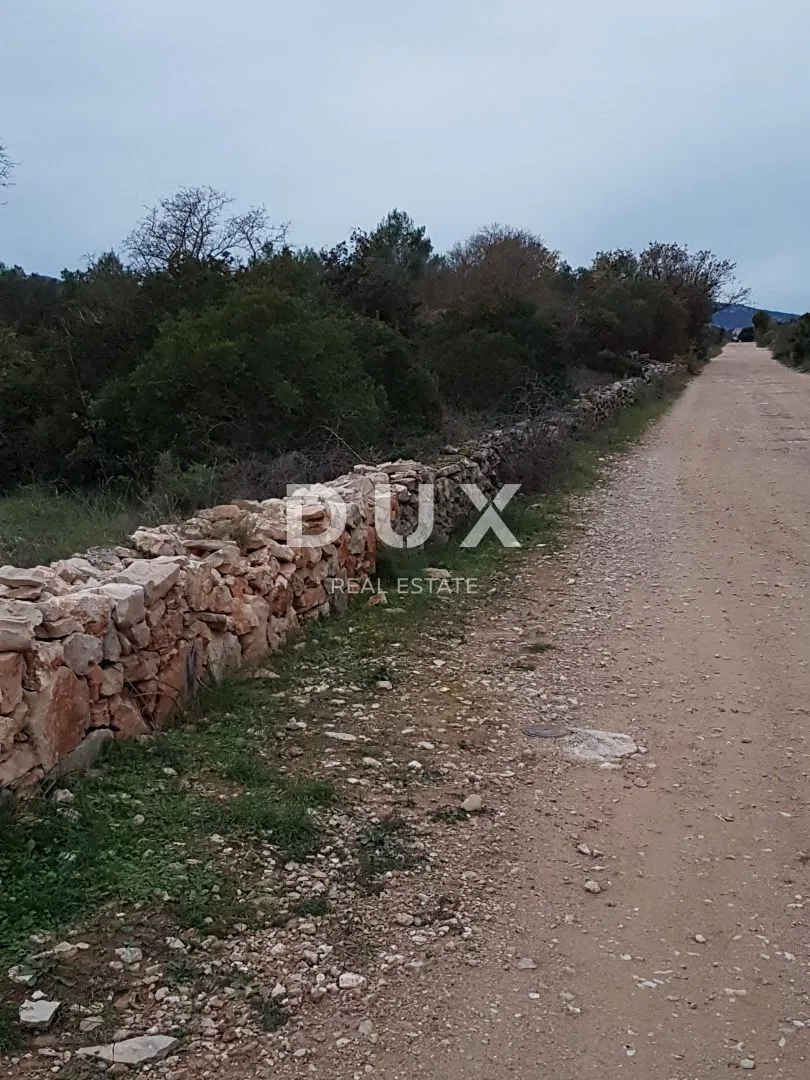 HVAR, STARI GRAD - zemljište površine 5.729 m2 na odličnoj lokaciji! PRILIKA!