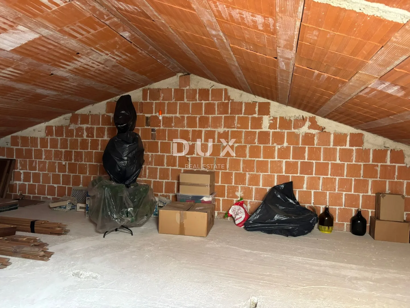 istra, pula - kuća s prostranim stanom, garažom i velikim poslovnim prostorom! - slika 65