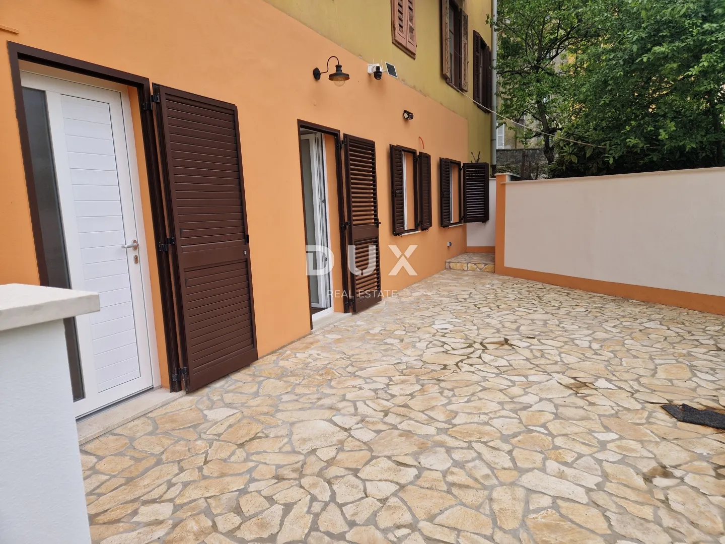 istra, labin – stan, 81 m², terasa, vrt i pogled na grad - slika 27
