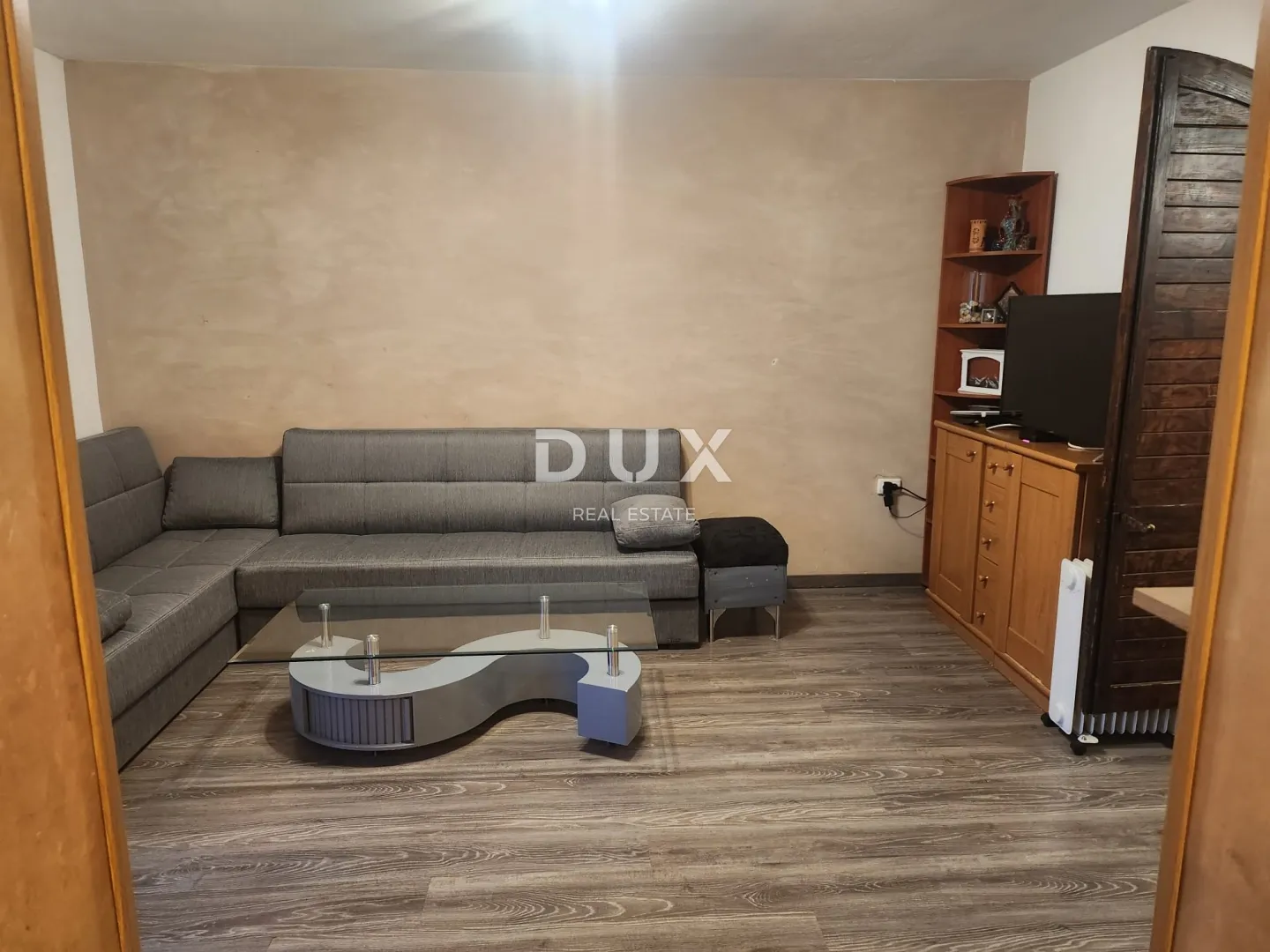 istra,pula - prizemna etaža kuće s dva stana, 2 terase i vrtom - slika 4