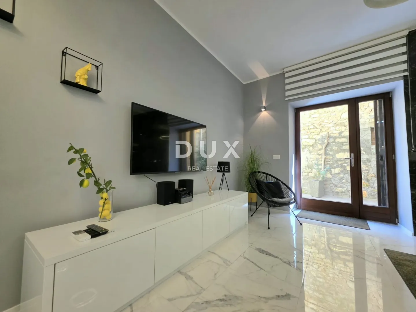 istra, poreč, 290.00 m2, pješačka zona, tri stana - slika 3