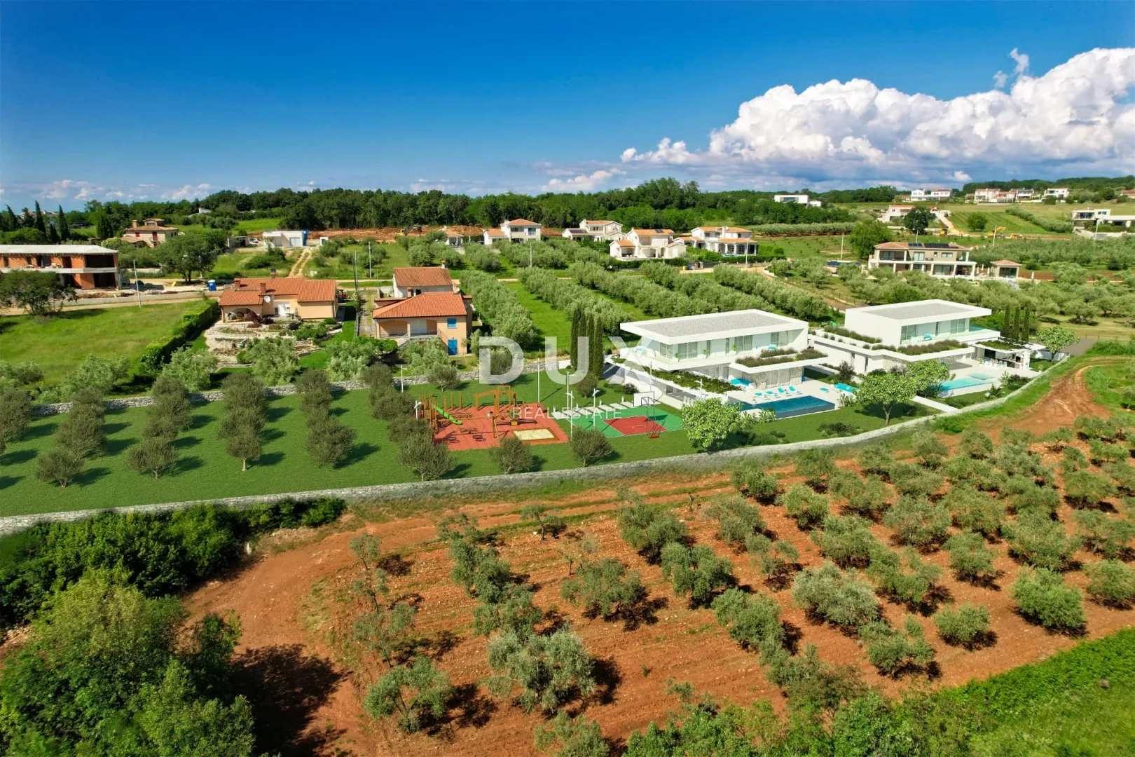 istra, poreč - luksuzna moderna vila s bazenom i garažom ispred zelene površine - slika 16