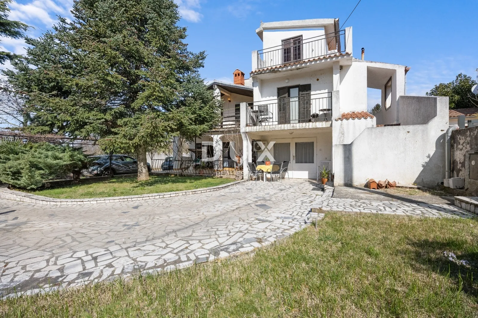 ISTRA, LIŽNJAN - Samostojeća kuća s tri stambene jedinice!