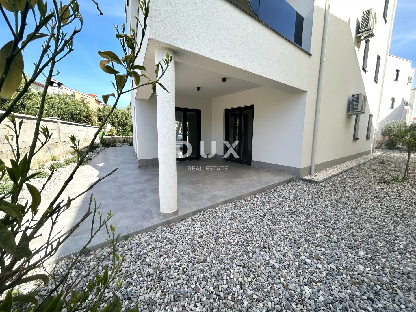 šibenik, vodice – prizemlje s terasama okruženo vrtom, novogradnja - slika 2