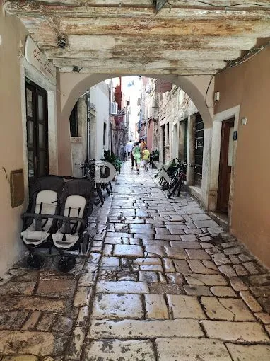 istra, rovinj - renovirana starina u samom centru grada - slika 43