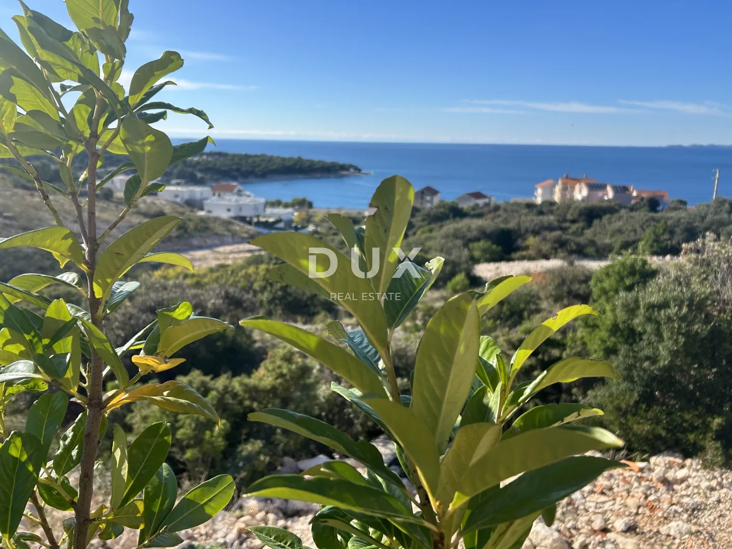 PRIMOŠTEN, DOLAC – Stan u prizemlju novogradnje s vrtom, top pogled