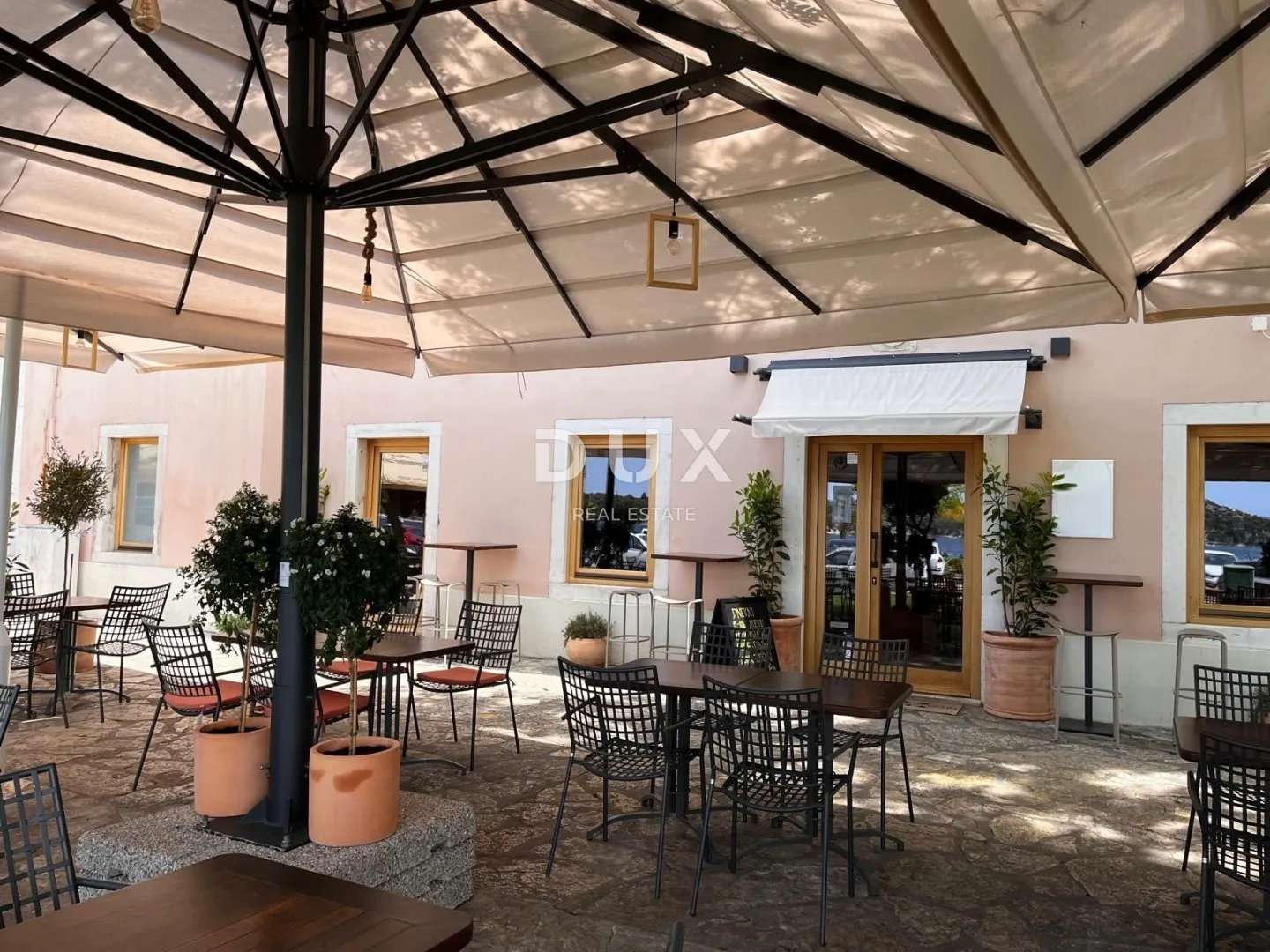 šibenik, centar, vrhunski uhodani restaurant, prvi red do mora. - slika 18