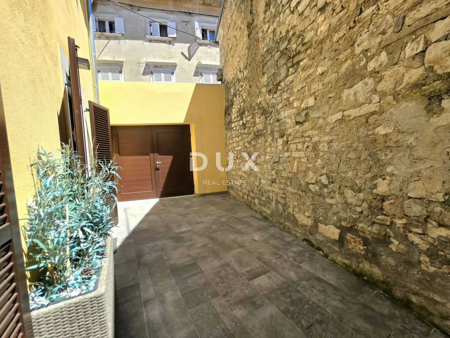 istra, poreč, 290.00 m2, pješačka zona, tri stana - slika 18