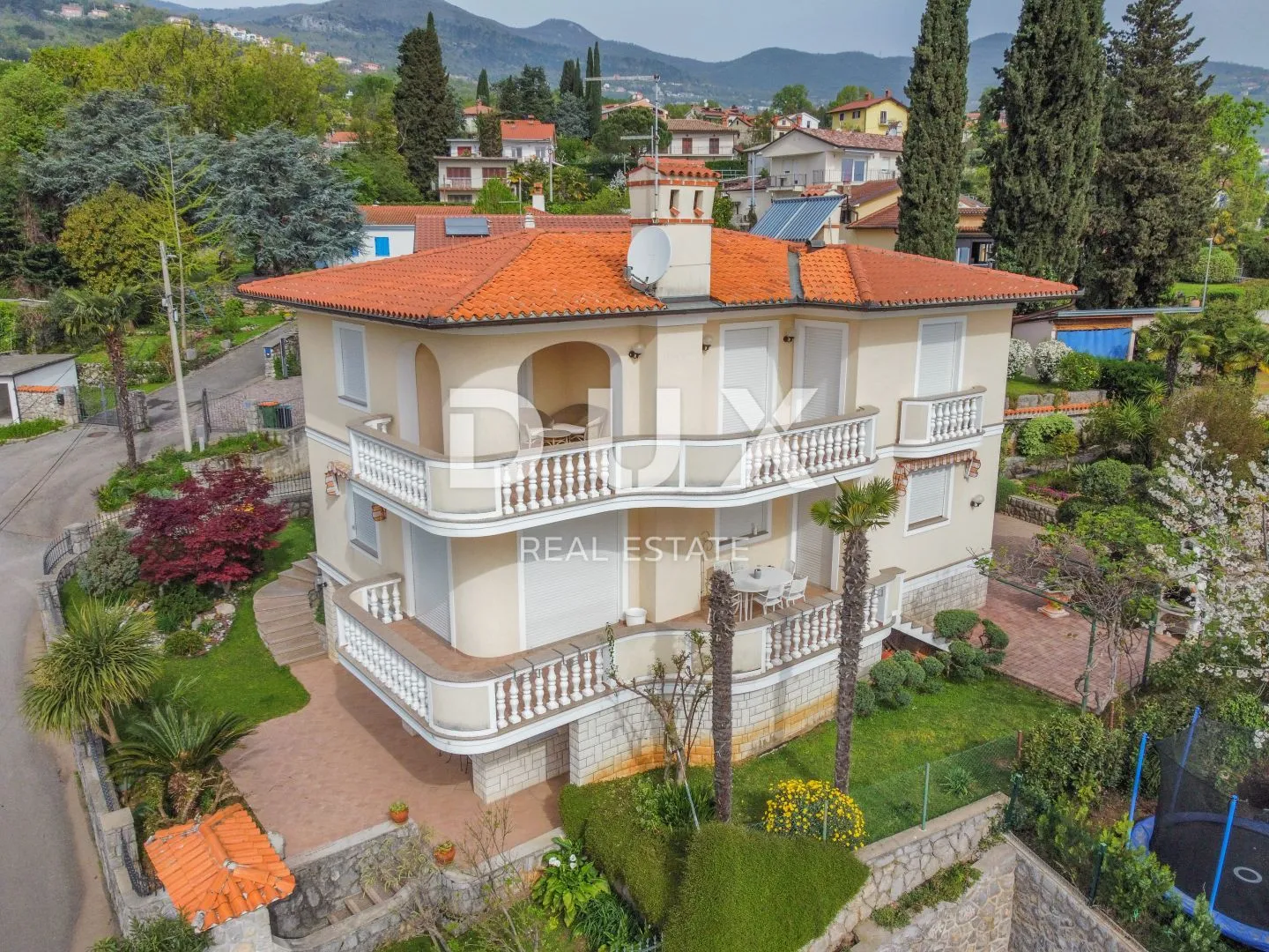 OPATIJA - prekrasna vila 200 metara od plaže s panoramskim pogledom na more i bogatom okućnicom - Oprić, Opatija