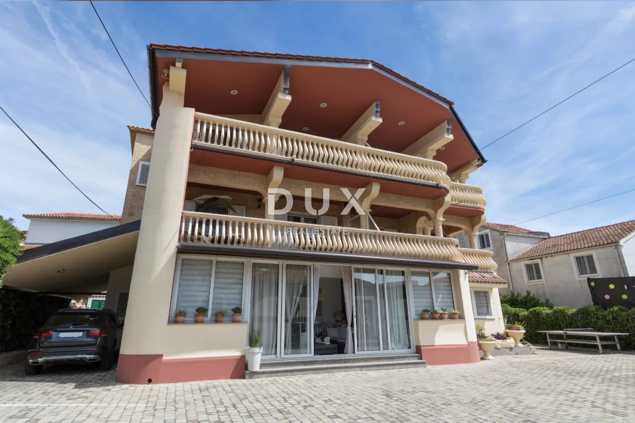 vodice, vila sa 7 apartmana i bazenom - slika 2