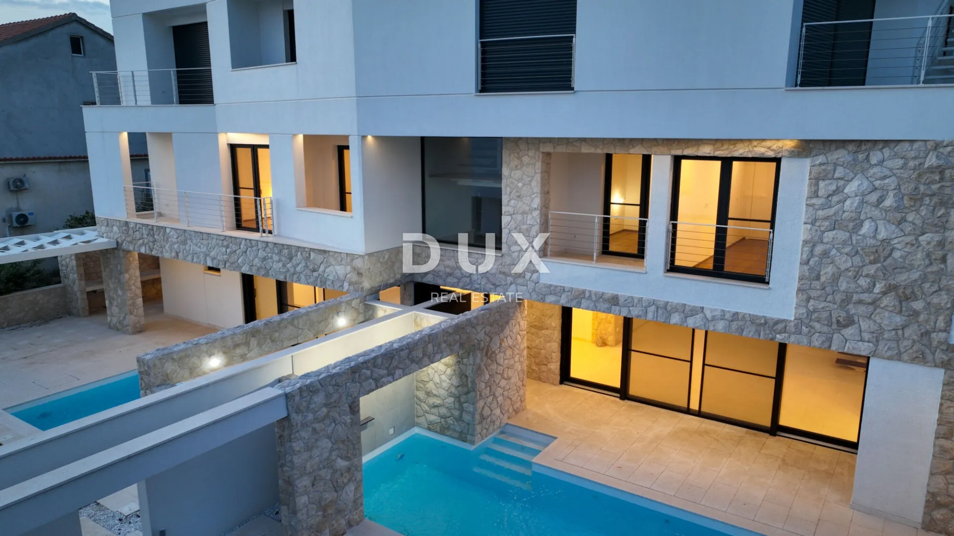 zadar, kožino, urbana vila sa 3 apartmana, 3 bazena, 9 parkinga - slika 2