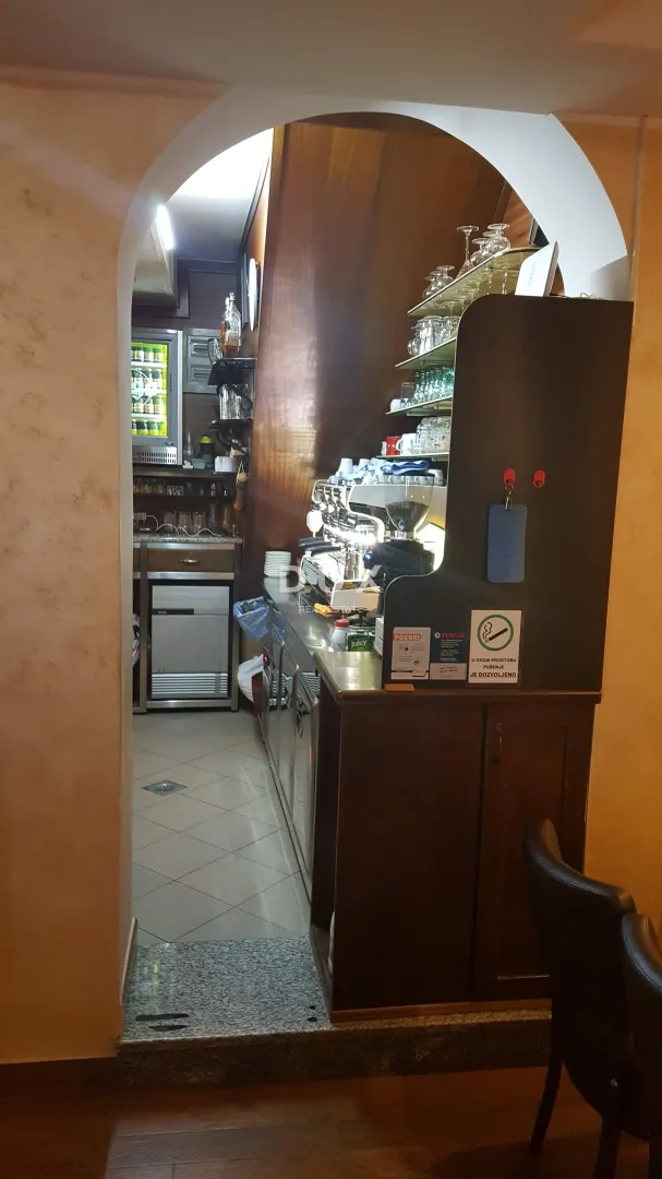 istra,rovinj - predivan uhodani caffe bar u srcu rovinja - slika 18