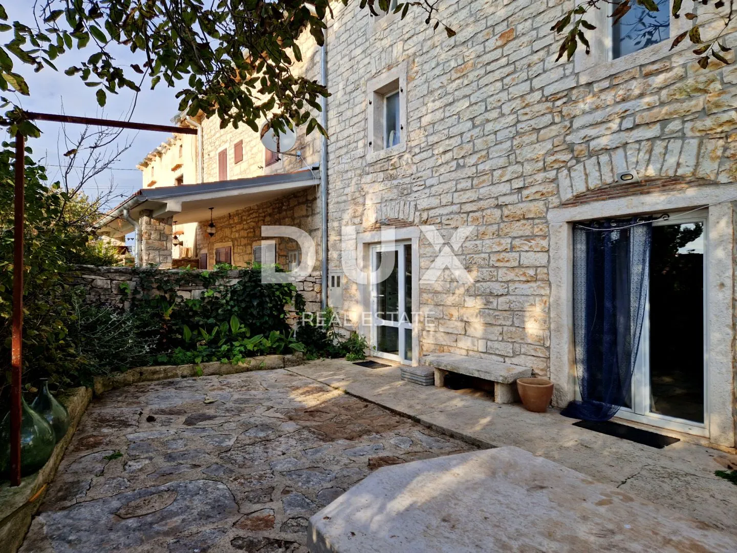 istra, kanfanar - kamena kuća s okućnicom - slika 3