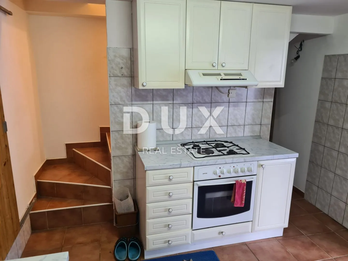 krk, omišalj centar - novo adaptirana kuća u starom gradu + dvorište!!! prilika!!! - slika 27