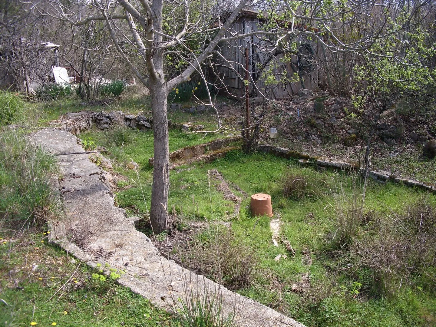 otok krk, kras - teren sa gospodarskim objektom - slika 8