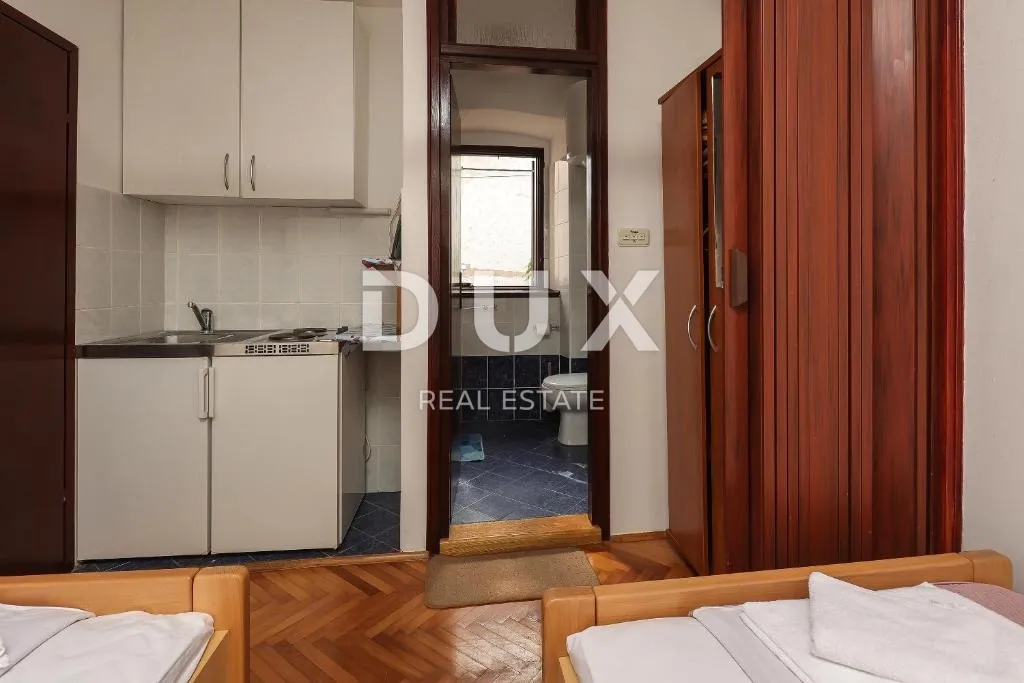 otok krk, grad krk - kuća u centru sa 7 apartmana - slika 6