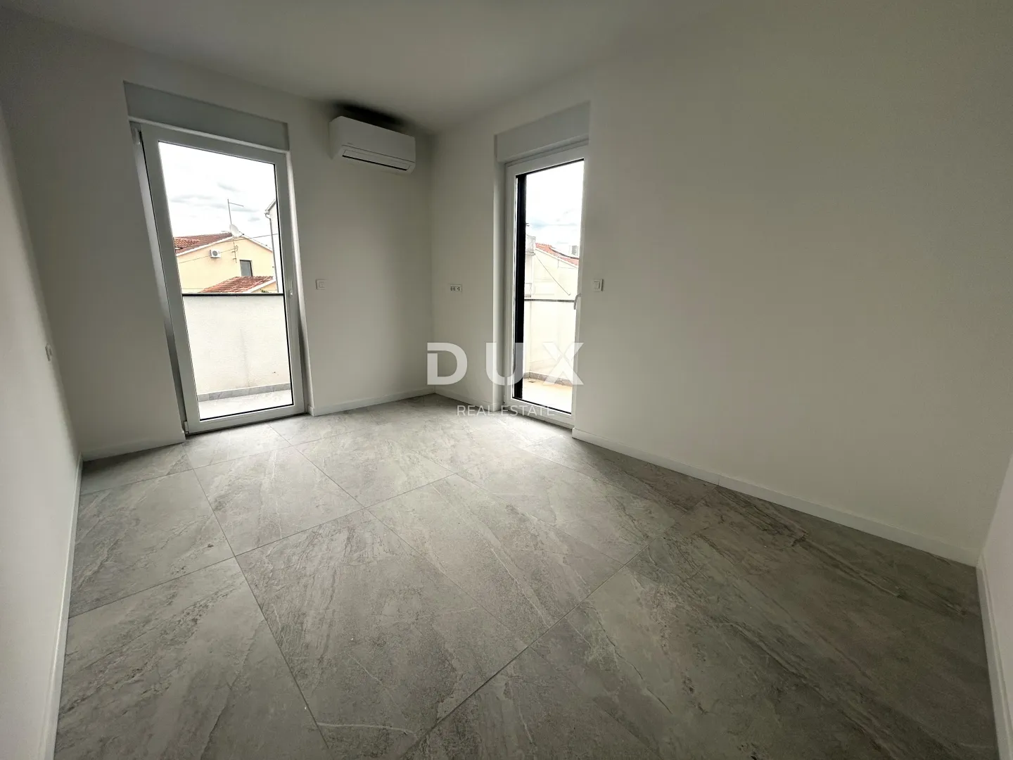 šibenik, vodice – penthouse s krovnom terasom, 120m od plaže, 2 garaže - slika 9