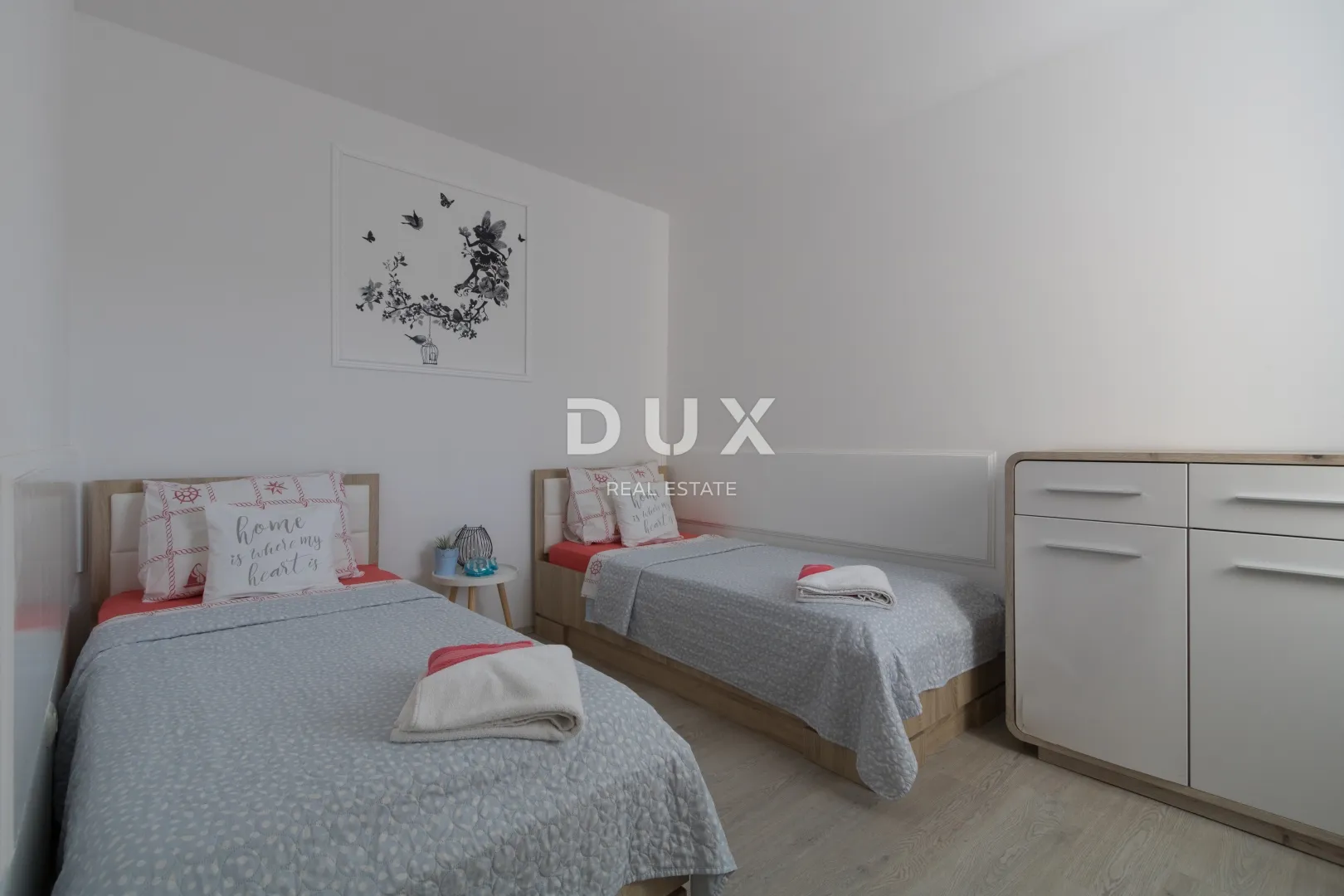 vodice, vila sa 7 apartmana i bazenom - slika 21