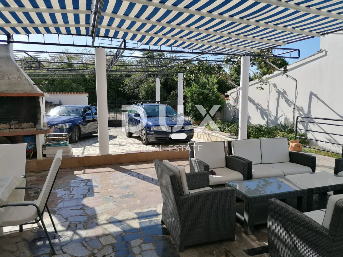 istra, pula - velika obiteljska kuća s 2 apartmana, konobom i garažom - slika 11