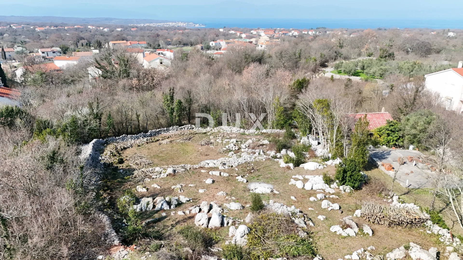 OTOK KRK, MALINSKA - Zemljište za vilu s bazenom, 836 m2, mirna lokacija okružena šumom - Malinska, Malinska-Dubašnica