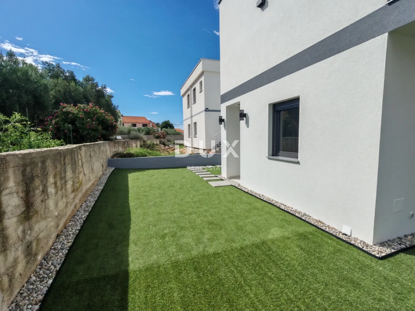 zadar, vrsi - vrhunska dvojna kuća s pogledom na more i okućnicom! b - slika 9