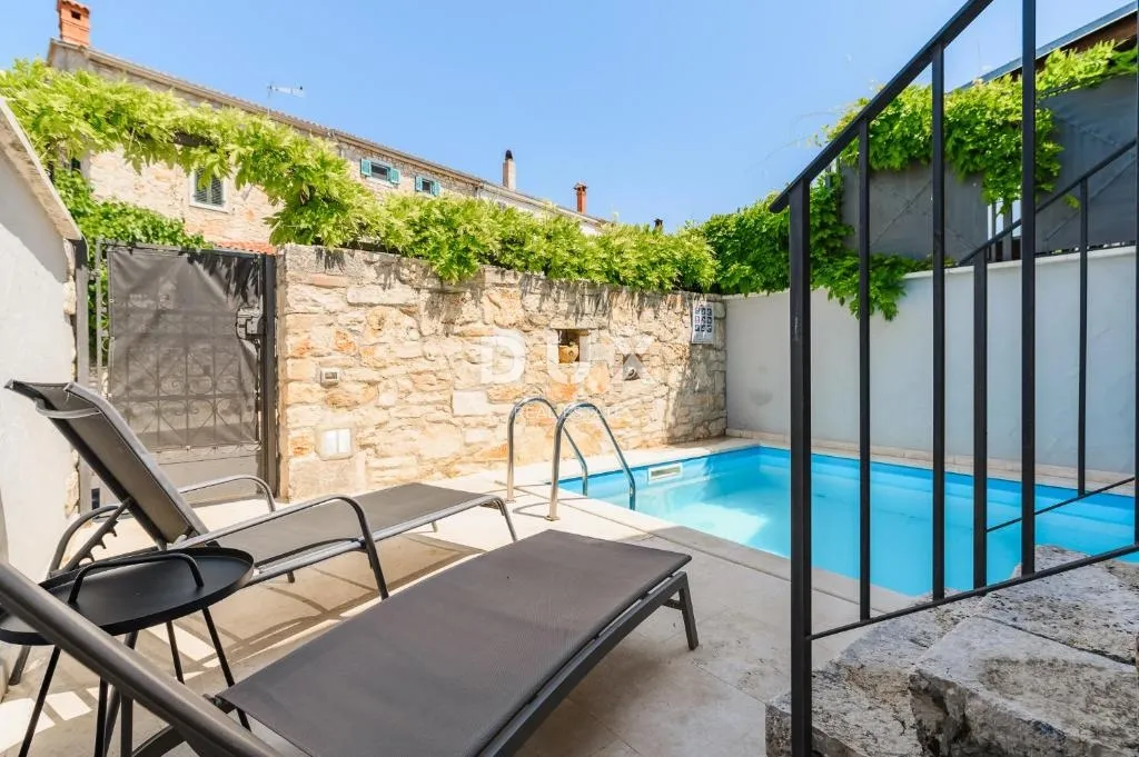 istra, poreč - šarmantna kamena kuća s bazenom - slika 2