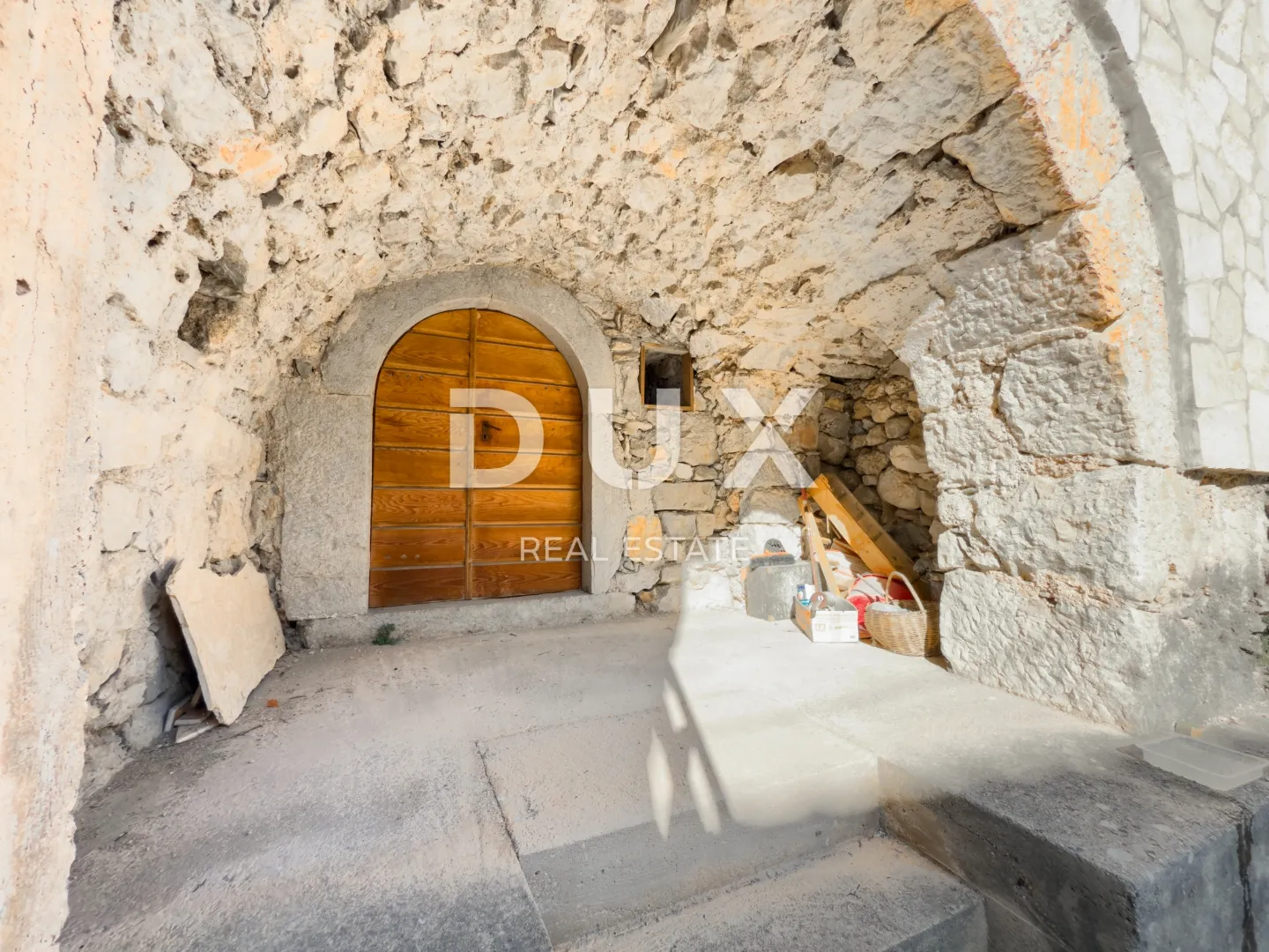 otok krk, baška (okolica) - kamena kuća s velikom okućnicom - slika 49