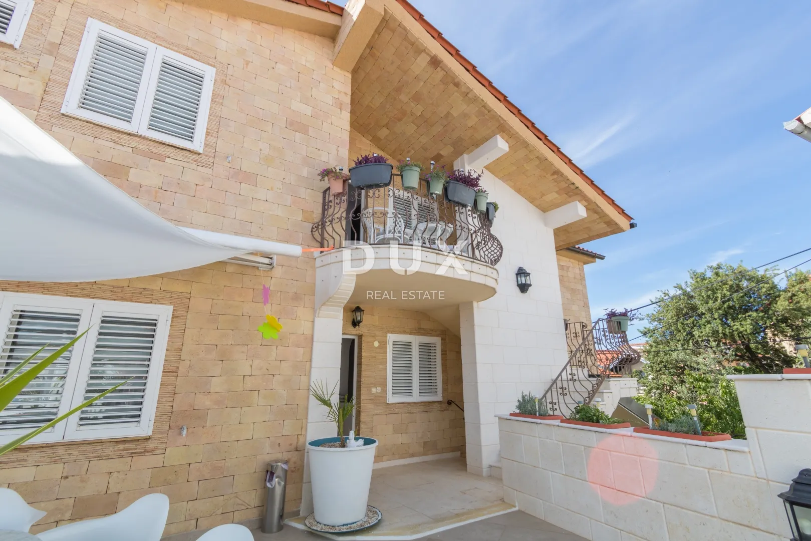 vodice, vila sa 7 apartmana i bazenom - slika 29