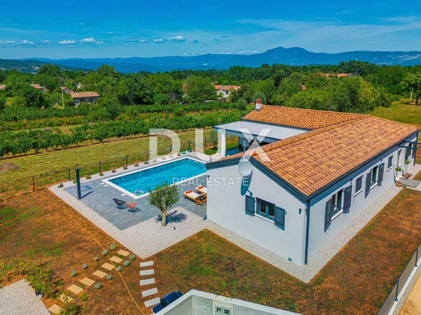 istra, labin - kuća s bazenom u pitomom naselju - slika 1