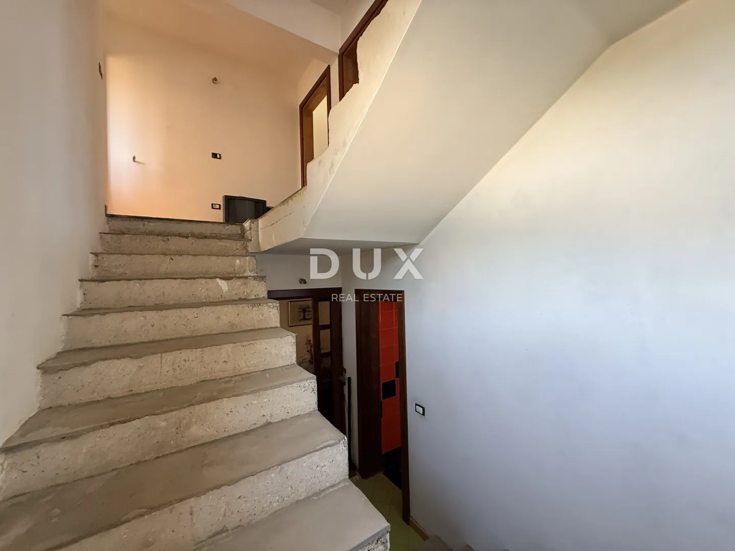 istra, pomer - samostojeća kuća 250m2 s garažom i okućnicom, 150m od mora - slika 15