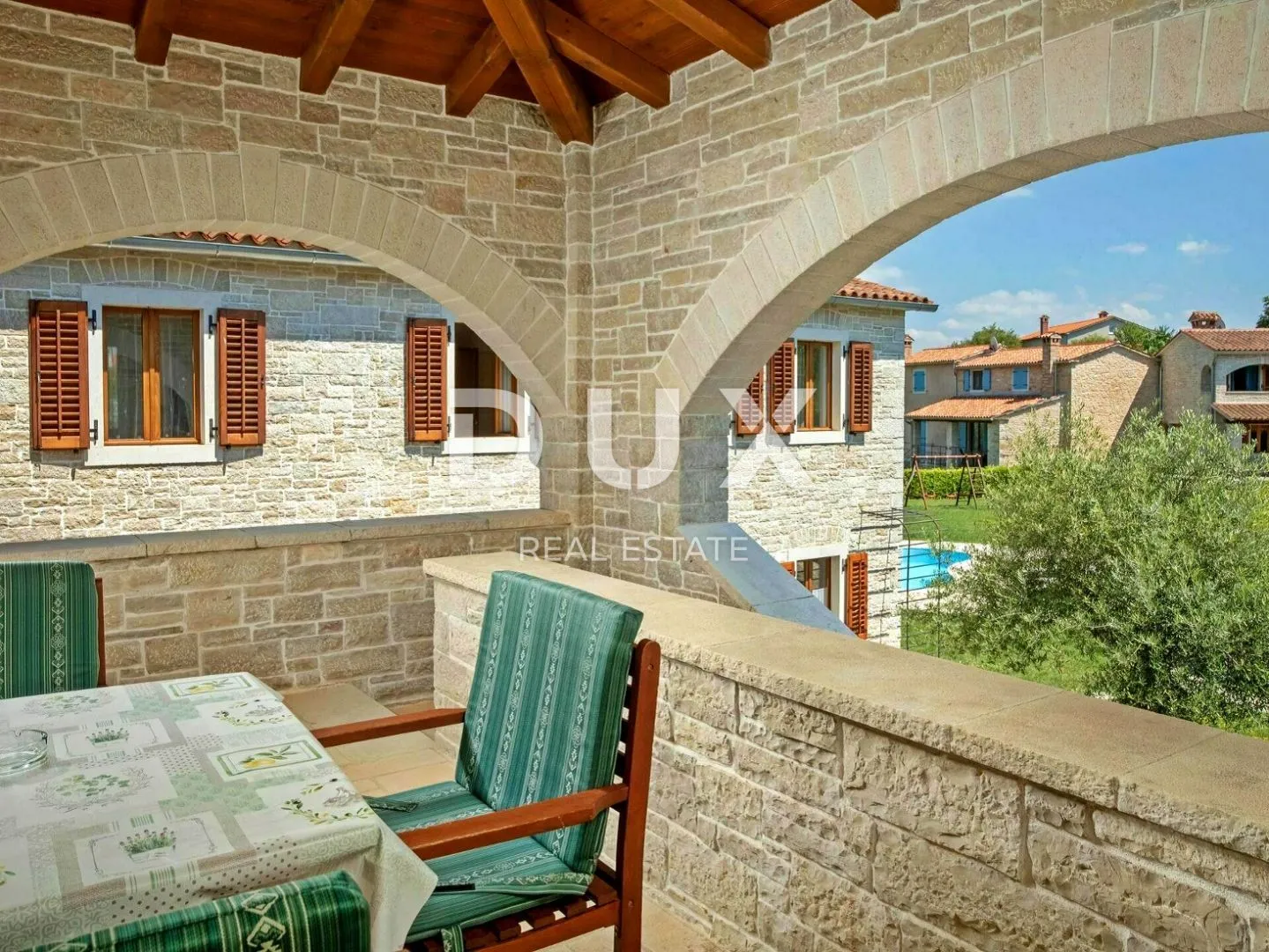 istra, tinjan - kamena autohtona vila - slika 45