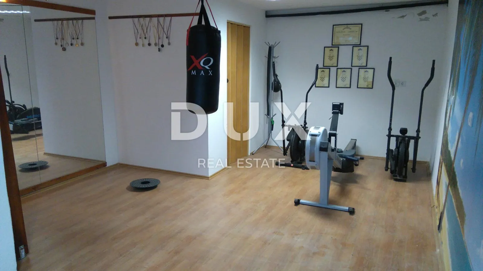 istra, pula - velika obiteljska kuća s 2 apartmana, konobom i garažom - slika 19