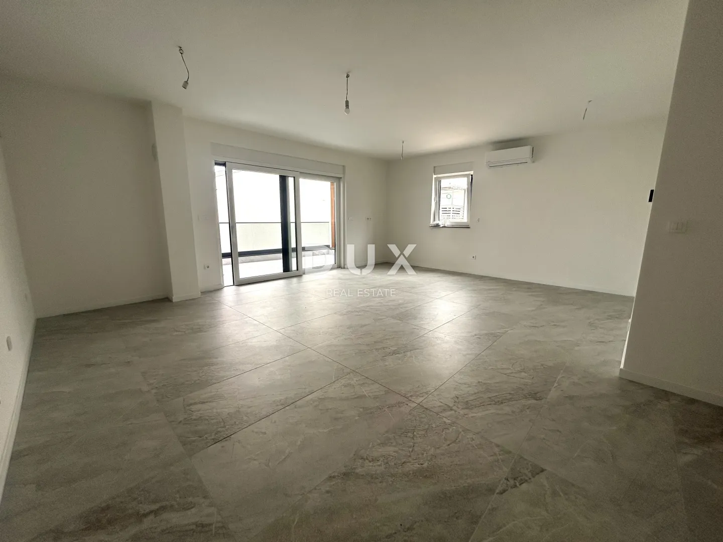 ŠIBENIK, VODICE - NOVOGRADNJA, 120 m od plaže, garaža, ostava, 3 sobe