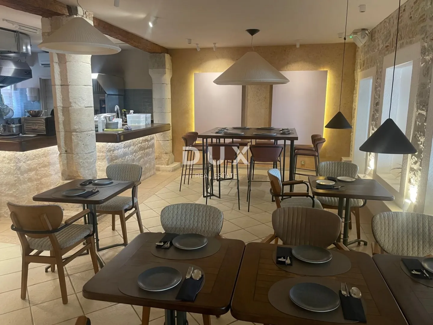 šibenik, centar, vrhunski uhodani restaurant, prvi red do mora. - slika 5