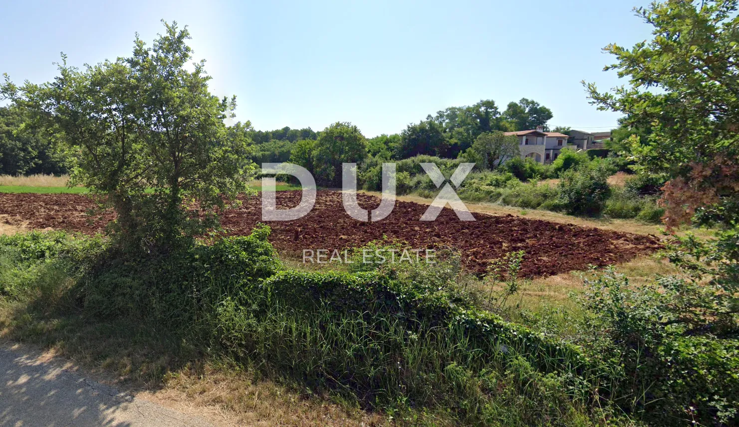 ISTRA, SVETI LOVREČ - Zemljište na rubu građevinske zone, s 3 strane okruženo netaknutom prirodom - Sveti Lovreč Pazenatički