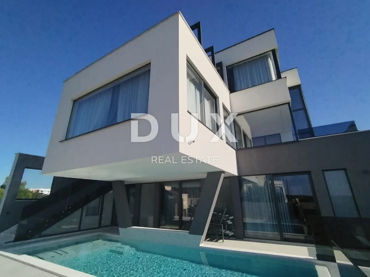 istra,medulin- luksuzna vila 150m od mora! - slika 53