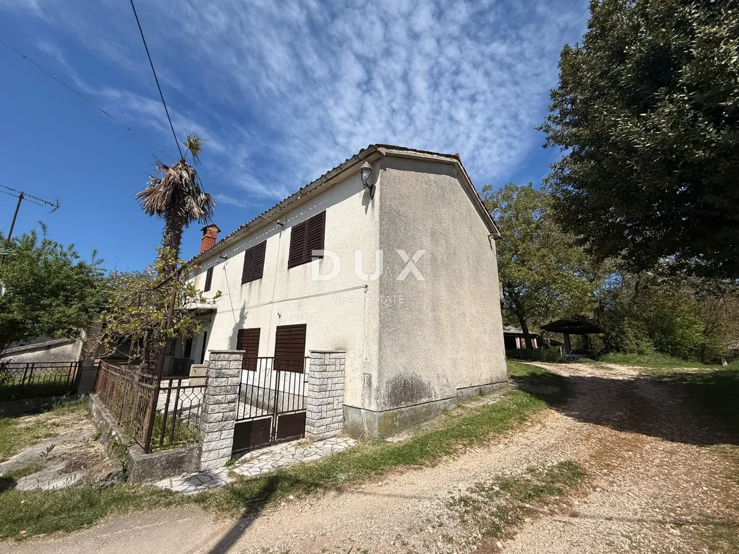 istra,gračišće - prostrana kuća na rubu naselja - slika 1