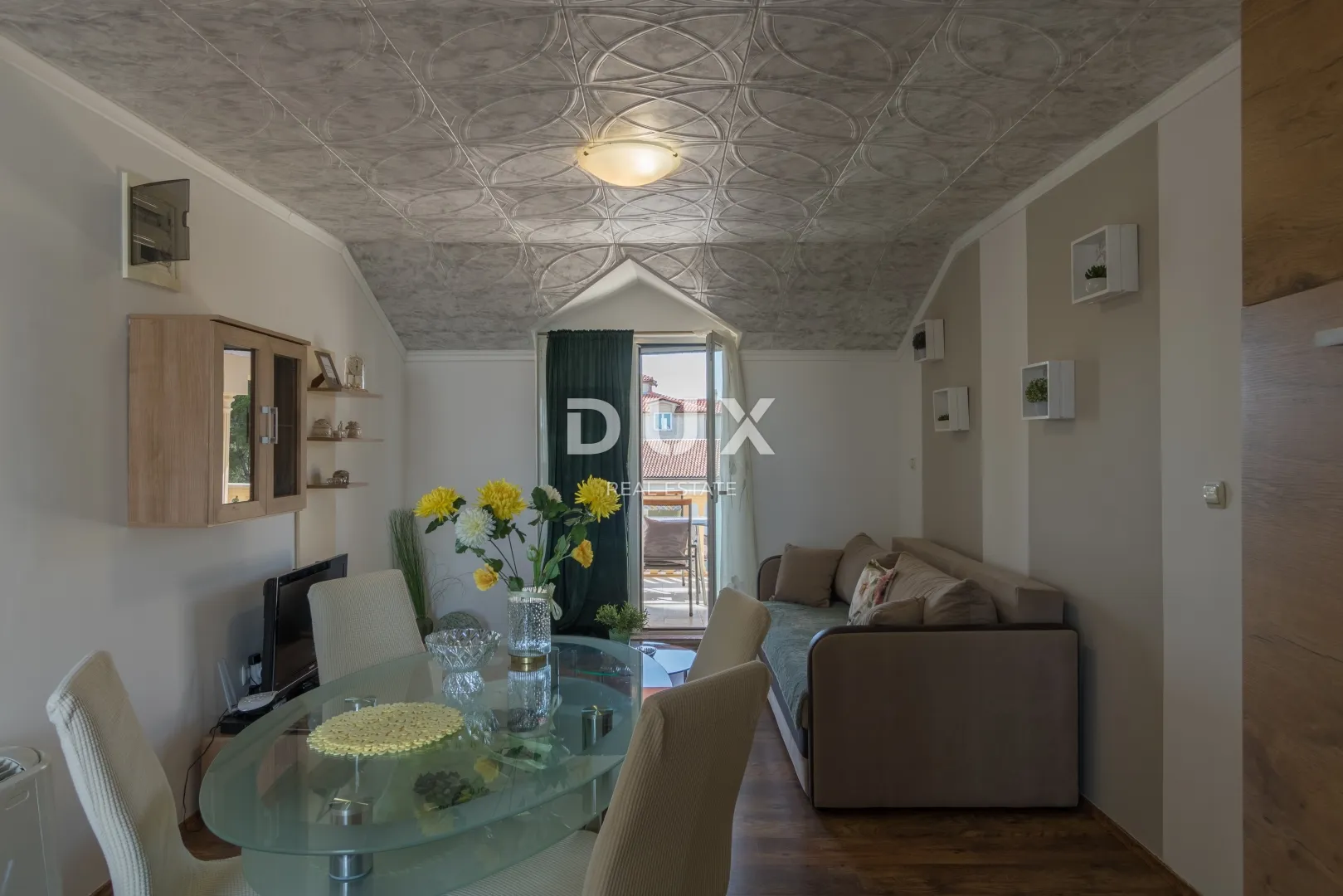 vodice, vila sa 7 apartmana i bazenom - slika 22