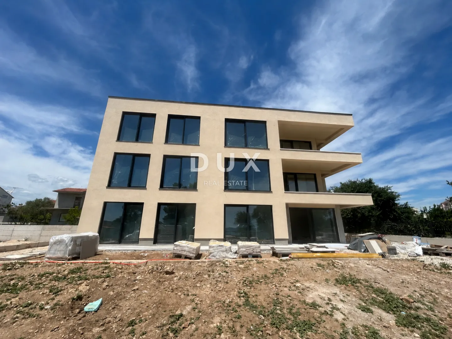 vodice – 3ss+db stan s vrtom i pogledom na more, 70 m od mora i plaže - slika 1
