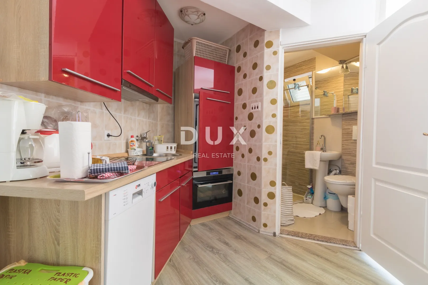 vodice, vila sa 7 apartmana i bazenom - slika 15