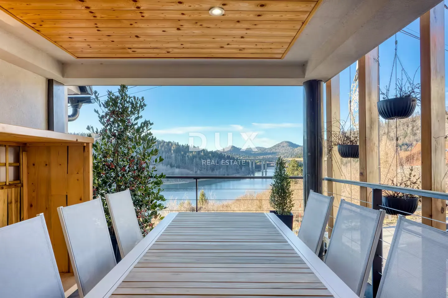 GORSKI KOTAR, FUŽINE - Planinski dom s wellnessom i pogledom na jezero, 180m2